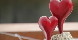 Dekorationsideen und -artikel rund um den Valentinstag gibt es viele, vor allem Herzen gehören unbedingt dazu